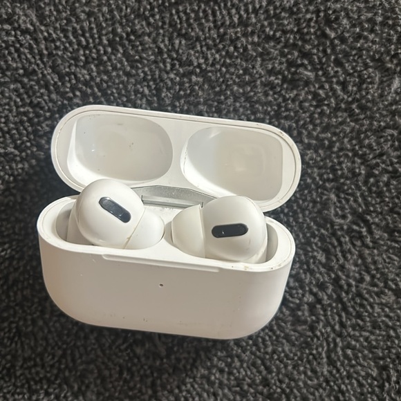 These earbugs DO NOT come with charger - Picture 4 of 4